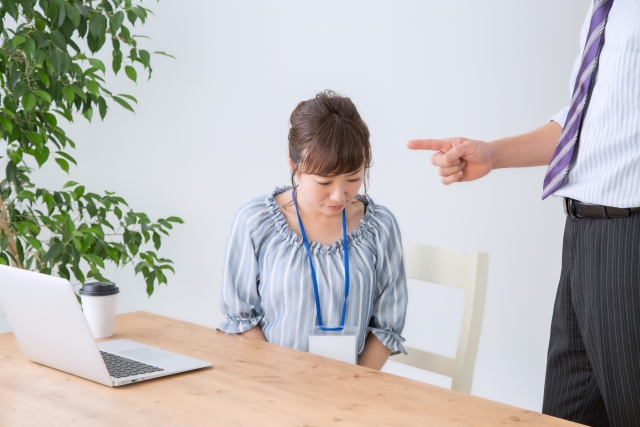 仕事ができないと言われ落ち込む人.jpg