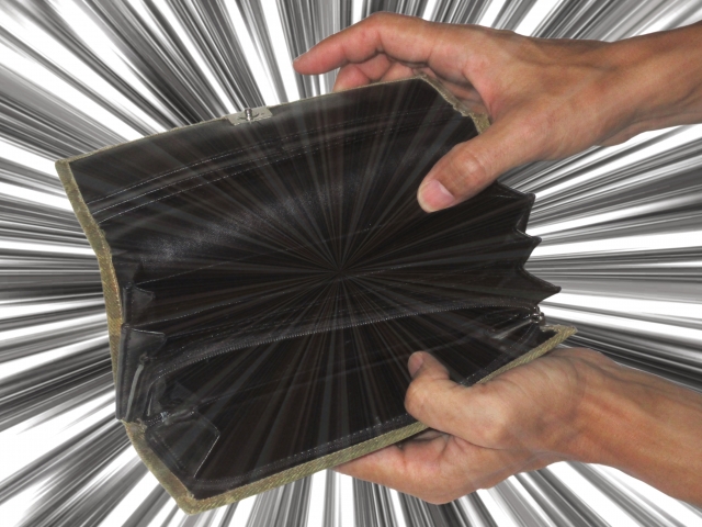 お金がなくて焦っている人のイメージ.jpg