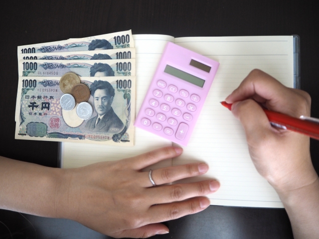 家計簿をつける人のイメージ.jpg