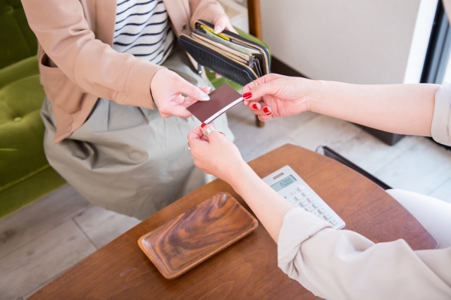 買い物をしている人のイメージ.jpg