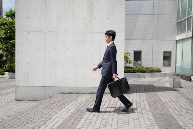 節約のために歩いている人のイメージ.jpg