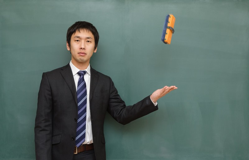 黒板消しを投げる塾講師の画像