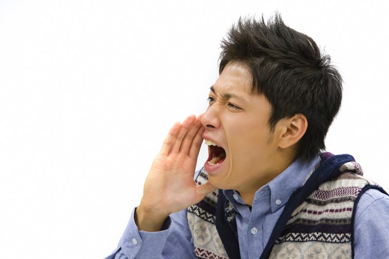 叫ぶ男性の画像