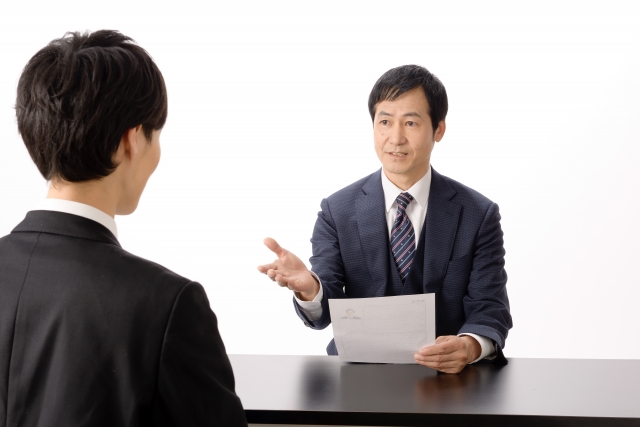 面接中の男性の画像