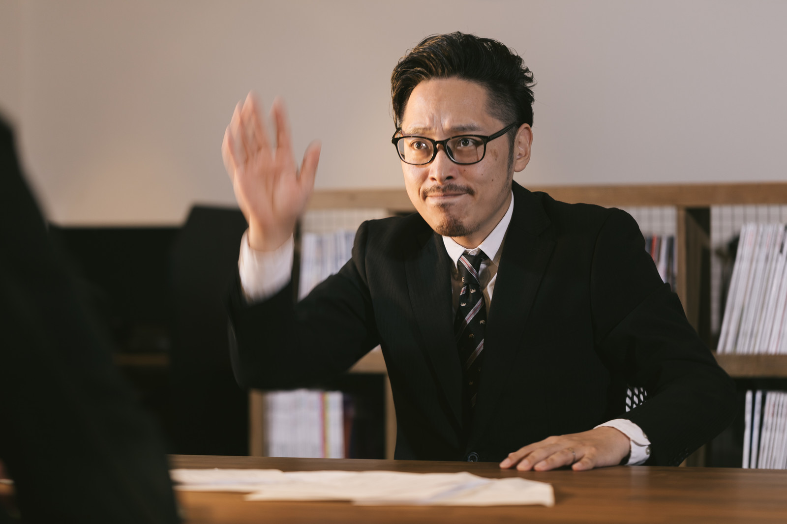 面接で逆質問をする人のイメージ.jpg