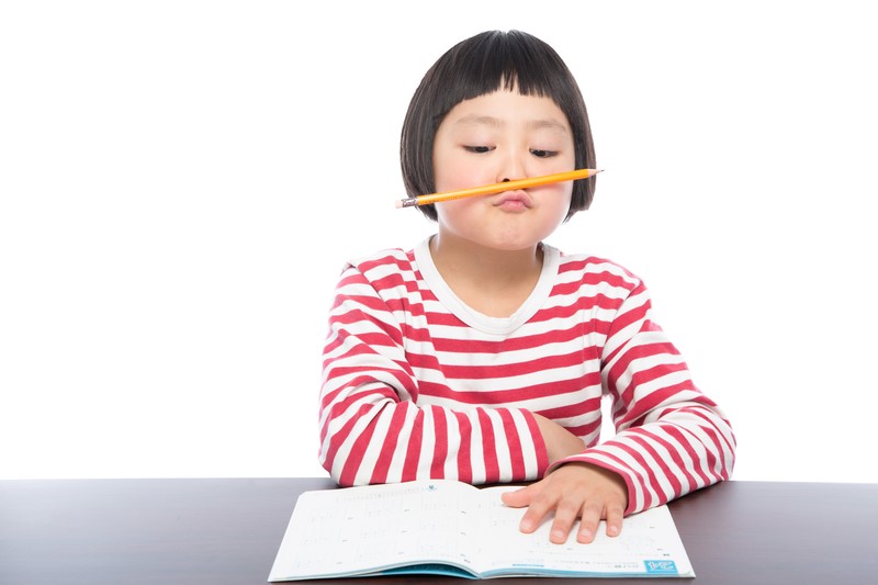 理由を考える女の子の画像