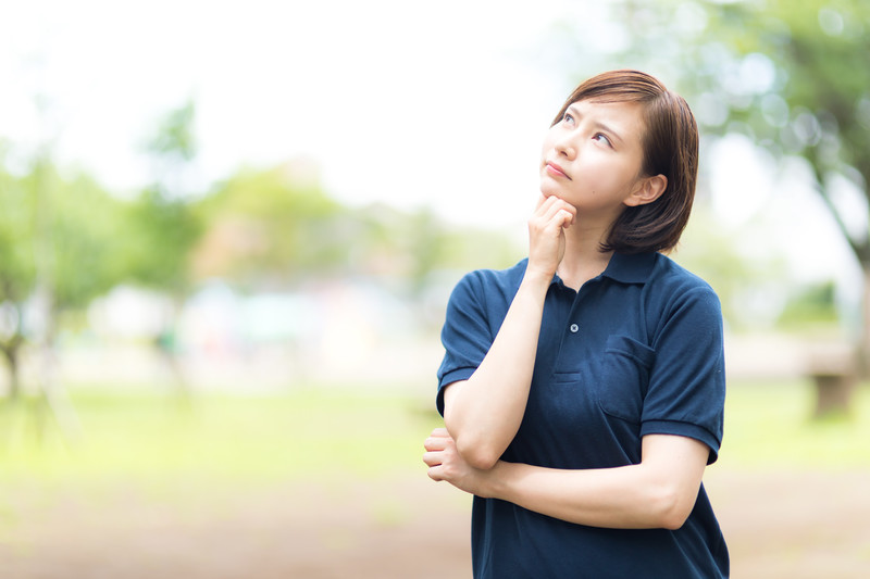 悩む女性の画像