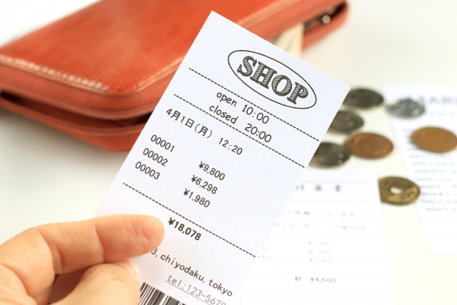 不必要なものを買ってしまった人のイメージ.jpg