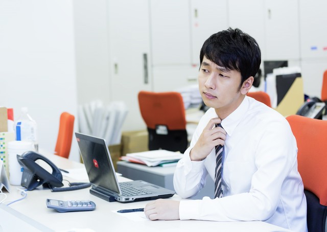 残業開始時にネクタイを緩める社畜.jpg
