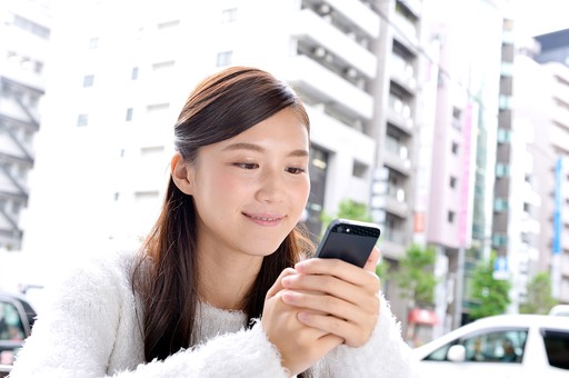 スマホを持つ日本人美少女の画像.jpeg