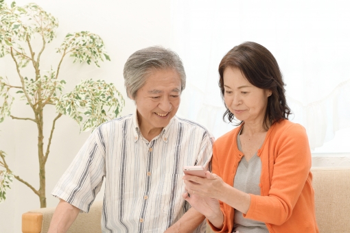 スマホを見るシニアの画像.jpeg