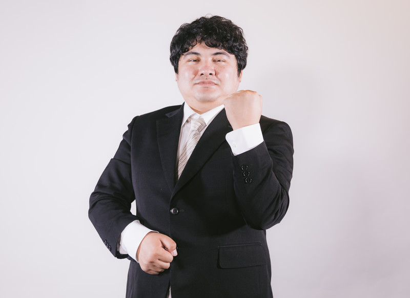 ガッツポーズする男性の画像