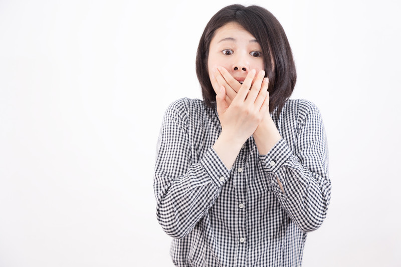 時給が安くて驚く女性の画像