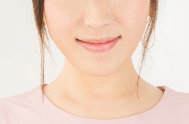 口角をあげた女性の画像