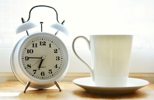 時計とカップ.jpg