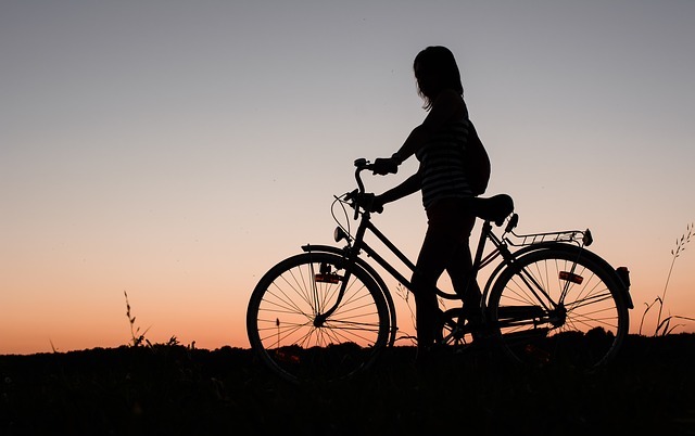 夕焼けに黄昏る自転車女子