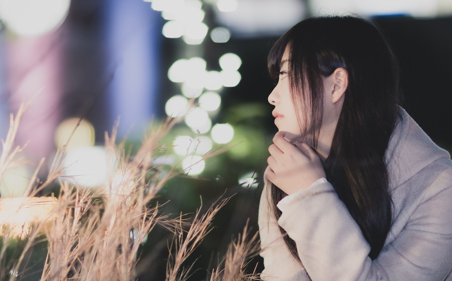 女性が悩んでいるイメージ.jpg